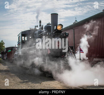 Die Baldwin Nummer 12 Motor Vorbereitung für einen Tag des Schleppens Passagiere, Mittelwesten alten Drescher Reunion, Mt. Angenehm, Iowa, USA Stockfoto