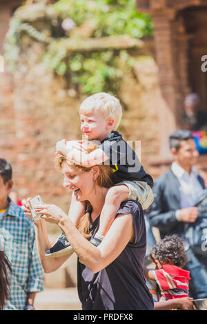 Kathmandu, Nepal - Sep 24,2018: Ausländische Touristen Fotograf Fotografieren in Kathmandu Nepal. Tourist in Kathmandu. Stockfoto