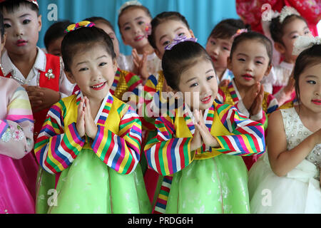 Kinder in der stahlarbeiter Kindergarten in Chongjin Stockfoto