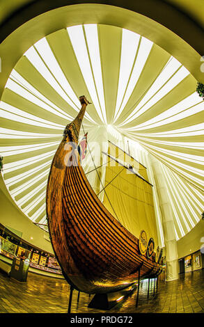 Das wikingerschiff Hjemkomst im Heritage Hjemkomst Interpretive Center, Minnesota. Stockfoto