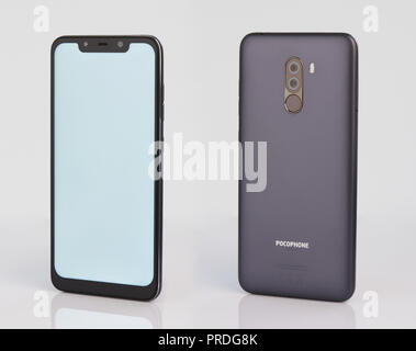New York, USA - 25. September 2018: Vorder- und Rückseite Blick auf pocofone f1 auf whjite Hintergrund isoliert Stockfoto