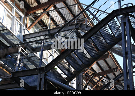 Metall Treppe als Notausstieg und Notausgang an der Fassade eines Bürogebäudes Stockfoto