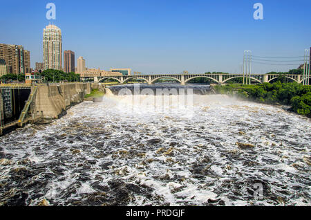 Brücken über den Mississippi River in Minneapolis, mit der Innenstadt Gebäude Stockfoto