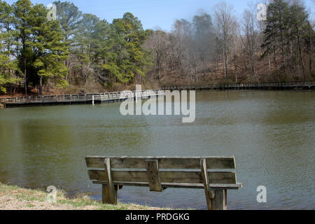 Einfache Bank mit Blick auf Teich in James River State Park, VA, USA Stockfoto