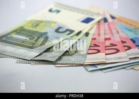 Mehrere euro Rechnungen auf einem weißen Tisch, können wir sehen, fünf, zehn, zwanzig und fünfzig Euro Rechnungen Stockfoto