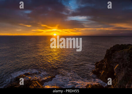 Sunrise, Klippen und die Küste neben Doonies Farm, Aberdeen, Aberdeenshire. Stockfoto