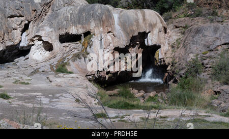 Oase in der Wüste und Wasserfall in einen Felsen kommen Stockfoto