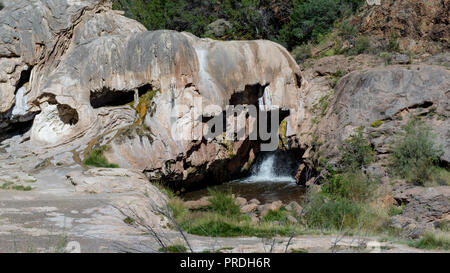 Oase in der Wüste und Wasserfall in einen Felsen kommen Stockfoto