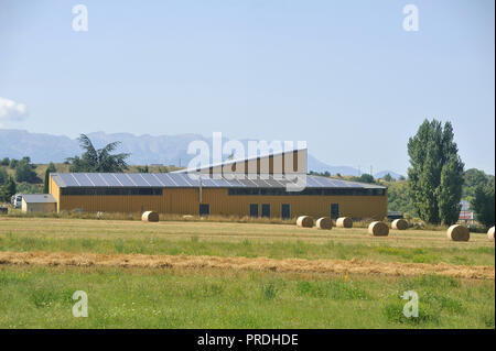 Solar Dach eines großen Oberfläche auf einem Bauernhof in einem kleinen Dorf in den Pyrenäen Stockfoto