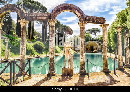 Die alten Pool aufgerufen, Canopus, durch die griechischen Skulpturen in der Villa Adriana (die Hadriansvilla), Tivoli, Italien umgeben Stockfoto