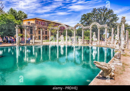 Die alten Pool aufgerufen, Canopus, durch die griechischen Skulpturen in der Villa Adriana (die Hadriansvilla), Tivoli, Italien umgeben Stockfoto