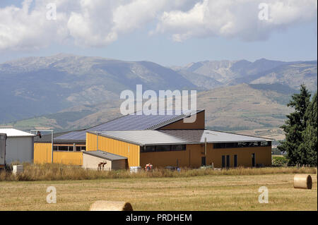 Solar Dach eines großen Oberfläche auf einem Bauernhof in einem kleinen Dorf in den Pyrenäen Stockfoto