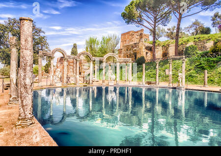 Die alten Pool aufgerufen, Canopus, durch die griechischen Skulpturen in der Villa Adriana (die Hadriansvilla), Tivoli, Italien umgeben Stockfoto