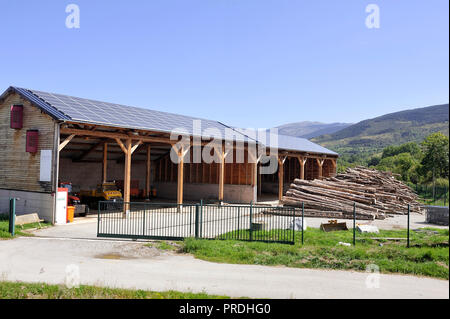 Solar Dach eines großen Oberfläche auf einem städtischen Gebäude in einem kleinen Dorf in den Pyrenäen Stockfoto