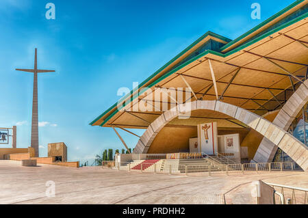 SAN GIOVANNI ROTONDO, Italien - 10. Juni: Fassade des Heiligtums des hl. Pio von Pietrelcina, Katholische Heiligtum von Renzo Piano in San Giovanni Ro entwickelt Stockfoto