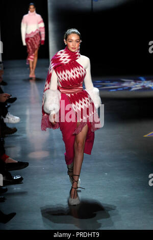NEW YORK, NY - 11. Februar: Gigi Hadid geht der Start- und Landebahn trägt Prabal Gurung Herbst 2018 Galerie I am Frühling Studios am 11. Februar 2018 in New Yor Stockfoto