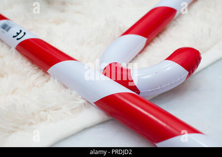 Big Weihnachten Zuckerstangen mit roter Schleife als Dekoration für den Winterurlaub auf weißen Boden Stockfoto
