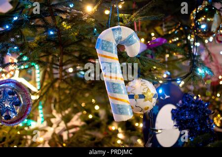 Großen zuckerstangen als Dekoration auf Baum für den Winterurlaub schöne Weihnachten und Neues Jahr Dekorationen Stockfoto