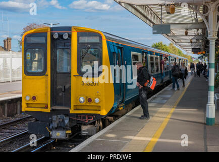 Klasse 313 Elektrischer Triebzug Zug in die Plattform auf der Southern Railway in Barnham, West Sussex. Stockfoto
