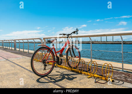 Ein Fahrrad mit Blick auf den Fluss Capibaribe aus alten Recife, Pernambuco, Brasilien Fahrt Stockfoto