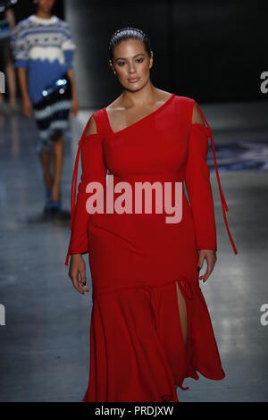 NEW YORK, NY - 11. Februar: Ashley Graham geht der Start- und Landebahn trägt Prabal Gurung Herbst 2018 Galerie I am Frühling Studios am 11. Februar 2018 in neue Stockfoto