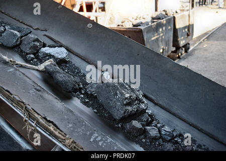 Transport und Sortierung von Kohle durch ein Förderband in die Mine Stockfoto