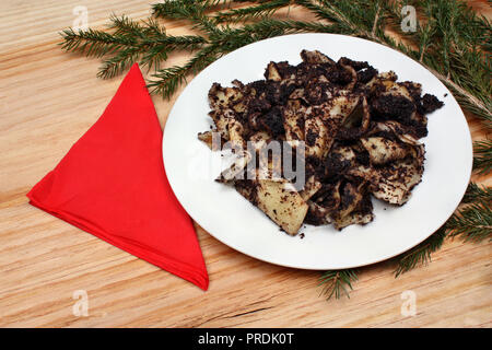 Traditionelle hausgemachte polnischen und litauischen Nudeln mit Mohn bereit für Weihnachten. Stockfoto