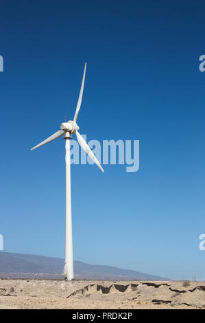 Eine vertikale Ansicht von einem weißen Windenergieanlage an einem Tag mit einer ganz klaren blauen Himmel Stockfoto