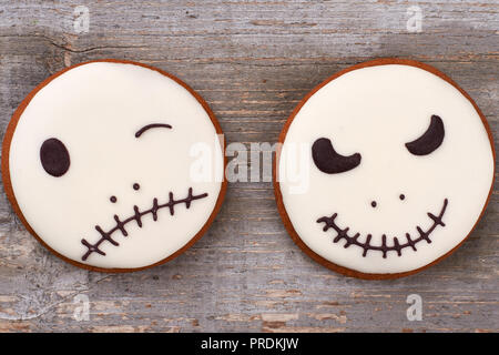 Halloween Lebkuchen Cookies auf Holz- Hintergrund. Stockfoto