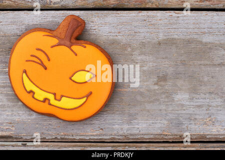 Halloween Lebkuchen Cookie auf Holz- Hintergrund. Stockfoto