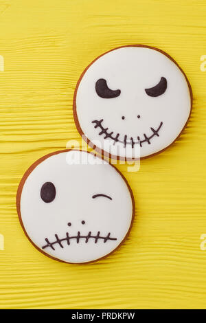 Halloween Lebkuchen Cookies auf gelben Hintergrund. Stockfoto