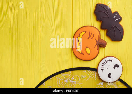 Sortierte Yankee Cookies auf gelben Hintergrund. Stockfoto