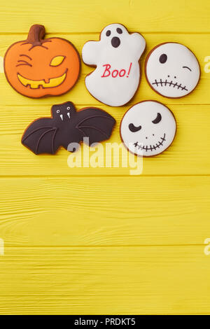 Halloween Cookies auf farbigen Hintergrund. Stockfoto