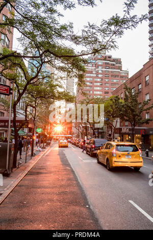 New York City, USA - 11. Juni 2017: Sonnenuntergang in Manhattan E 60th St, New York. Stockfoto
