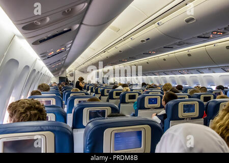 New York City, USA - Juni 7, 2017: Inneren großer Passagiere Flugzeug mit Personen auf Sitzplätzen Stockfoto