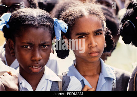 Kinder von Georgetown, Guyana 1978 als die People's Temple-Jonestown Massaker war zu entfalten. Jonestown war eine Siedlung, die von den Völkern Tempel, ein amerikanischer Kult unter der Führung von Reverend Jim Jones, im Norden von Guyana. Es wurde international bekannt, als am 18. November 1978 insgesamt 918 Menschen in der Siedlung starb, auf dem nahe gelegenen Flugplatz in Port Kaituma, und an einem Tempel-run-Gebäude in Georgetown, Guyana Hauptstadt. Stockfoto