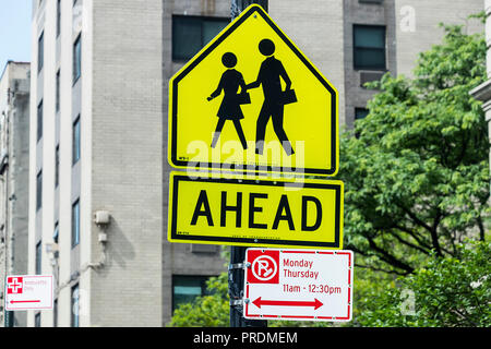 Warnhinweis für Fußgänger Straße vor der Kreuzung in der Nähe der Schule Stockfoto