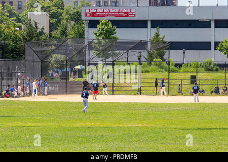 New York City, USA - 10. Juni 2017: Unbekannter Menschen Sport treiben in einem öffentlichen Park in New York City am 10. Juni 2017 Stockfoto