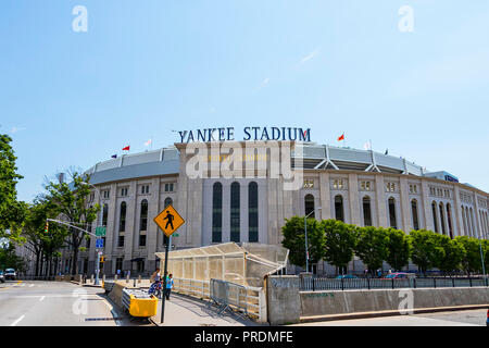 New York City, USA - 10. Juni 2017: Außenansicht der Yankee Stadium, Bronx, aus dem Macombs Dam Bridge gesehen Stockfoto