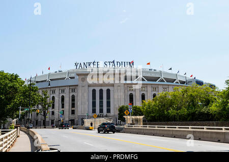 New York City, USA - 10. Juni 2017: Außenansicht der Yankee Stadium, Bronx, aus dem Macombs Dam Bridge gesehen Stockfoto