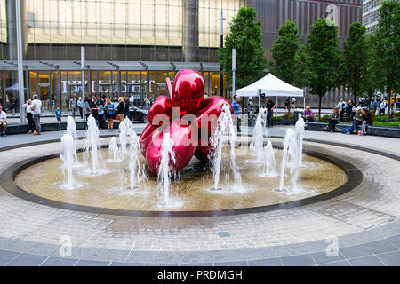 New York City, USA - Juni 8, 2017: Red Balloon Flower von Jeff Koons bei 7 World Trade Center am 8. Juni 2017. Es ist eines von Koons' Signatur hoch poli Stockfoto