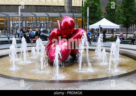 New York City, USA - Juni 8, 2017: Red Balloon Flower von Jeff Koons bei 7 World Trade Center am 8. Juni 2017. Es ist eines von Koons' Signatur hoch poli Stockfoto