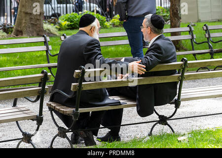 New York City, USA - Juni 8, 2017: Zwei jüdische Männer mit kippa zu sprechen in einer öffentlichen Bank im Finanzdistrikt von New York am 8. Juni 2017 Stockfoto