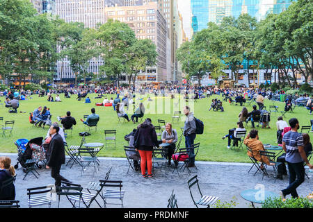 New York City, USA - Juni 7, 2017: Glückliche Menschen entspannend am Bryant Park am Nachmittag, New York City Stockfoto