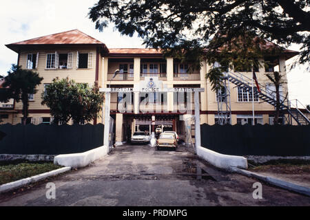 Polizeistation, Georgetown, Guyana, wo die Menschen im Tempel gunman Larry Layton nach Jonestown Massaker untergebracht war. Jonestown war eine Siedlung, die von den Völkern Tempel, ein amerikanischer Kult unter der Führung von Reverend Jim Jones, im Norden von Guyana. Es wurde international bekannt, als am 18. November 1978 insgesamt 918 Menschen in der Siedlung starb, auf dem nahe gelegenen Flugplatz in Port Kaituma, und an einem Tempel-run-Gebäude in Georgetown, Guyana Hauptstadt. Stockfoto