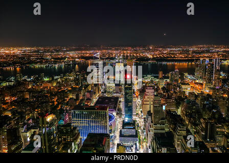 Luftaufnahme von Manhattan Midtown West in der Nacht Stockfoto