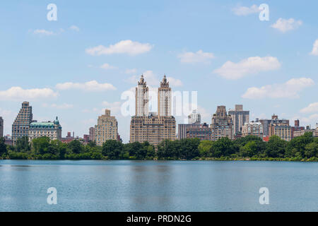 Hochauflösende Panorama der Central Park West Skyline und der Jacqueline Kennedy Reservoir in New York City mit Wohnung Wolkenkratzer über den See w Stockfoto