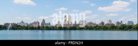 Hochauflösende Panorama der Central Park West Skyline und der Jacqueline Kennedy Reservoir in New York City mit Wohnung Wolkenkratzer über den See w Stockfoto