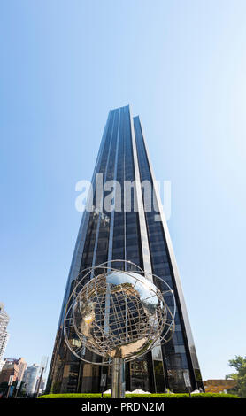 Die Kugel und das Trump Hotel und Tower am Columbus Circle Stockfoto