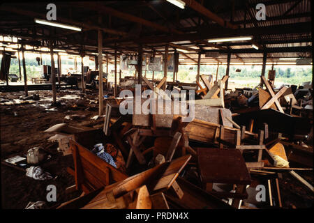 Die Open-Air-Pavillon, wo Pfr. Jim Jones seines Volkes Tempel Dienstleistungen in Jonestown durchgeführt, 90 Meilen durch den Dschungel von der Hauptstadt Georgetown, Guyana. Dies ist das Gebäude, in dem der Massenmord - Selbstmord ist aufgetreten. Jonestown war eine Siedlung, die von den Völkern Tempel, ein amerikanischer Kult unter der Führung von Reverend Jim Jones, im Norden von Guyana. Es wurde international bekannt, als am 18. November 1978 insgesamt 918 Menschen in der Siedlung starb, auf dem nahe gelegenen Flugplatz in Port Kaituma, und an einem Tempel-run-Gebäude in Georgetown, Guyana Hauptstadt. Stockfoto